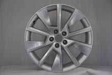 Load image into Gallery viewer, 1x Alufelge 17 Zoll 6.5" 5x100 40ET Glanz Silber 658601025C Skoda Scala Kamiq FEL1771572322mw