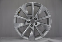 Laden Sie das Bild in den Galerie-Viewer, 1x Alufelge 17 Zoll 6.5" 5x100 40ET Glanz Silber 658601025C Skoda Scala Kamiq FEL1771572322mw