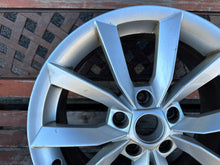 Laden Sie das Bild in den Galerie-Viewer, 1x Alufelge 17 Zoll 7.0&quot; 5x112 45ET 5L0601025K Skoda Yeti Rim Wheel