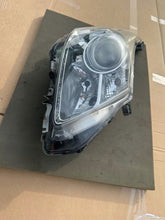 Laden Sie das Bild in den Galerie-Viewer, Frontscheinwerfer Toyota Avensis 8112605310 Rechts Scheinwerfer Headlight SCH7371639300es