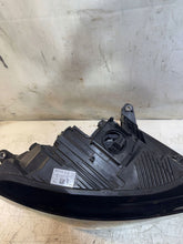 Laden Sie das Bild in den Galerie-Viewer, Frontscheinwerfer Skoda Enyaq IV 5LB941016G Vorderseite Scheinwerfer Headlight