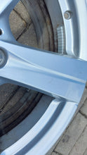 Laden Sie das Bild in den Galerie-Viewer, 1x Alufelge 17 Zoll 7.0" 5x112 44 5ET Silber A2064014500 Mercedes-Benz Rim Wheel FEL8583562172oe