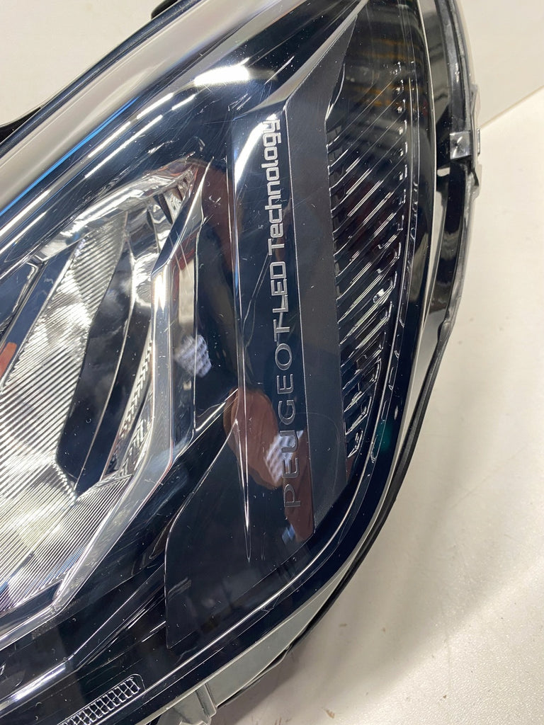 Frontscheinwerfer Peugeot 2008 208 II 9833036380 LED Links Headlight