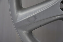 Laden Sie das Bild in den Galerie-Viewer, 1x Alufelge 17 Zoll 7.0" 5x114.3 45ET Glanz Silber 42611-1174 Toyota Rim Wheel FEL6379519051lx