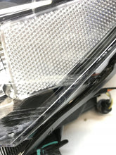 Laden Sie das Bild in den Galerie-Viewer, Frontscheinwerfer Mazda 2 Dj D43N-51030 D43N-51040 LED Rechts oder Links