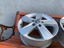Laden Sie das Bild in den Galerie-Viewer, 1x Alufelge 16 Zoll 6.0&quot; 5x112 48ET Glanz Silber 5E0601025M Skoda Octavia Iii