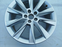 Laden Sie das Bild in den Galerie-Viewer, 1x Alufelge 17 Zoll 7.0&quot; 5x100 46ET Glanz Silber 5JJ601025 Mg Rapid Rim Wheel