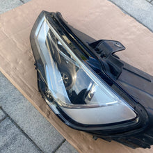 Laden Sie das Bild in den Galerie-Viewer, Frontscheinwerfer Audi A3 8V0941005A LED Ein Stück (Rechts oder Links) Headlight