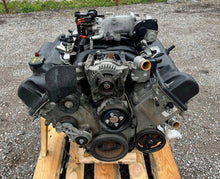 Laden Sie das Bild in den Galerie-Viewer, Motor Lincoln Town Car 4.6 190TKm 2011 Benzin Engine Komplett MOT7712871832xf