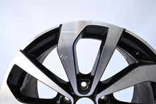 Laden Sie das Bild in den Galerie-Viewer, 1x Alufelge 17 Zoll 7.0" 5x112 45ET Glanz Schwarz 2GA601025AG VW T-Roc Rim Wheel FEL6478475097wt