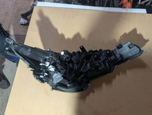 Laden Sie das Bild in den Galerie-Viewer, Frontscheinwerfer Toyota Corolla TUT706 Links Scheinwerfer Headlight SCH7396481525bk