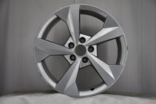 Load image into Gallery viewer, 1x Alufelge 18 Zoll 8.0" 5x112 46ET Glanz Silber 8Y0601025J Audi A3 Rim Wheel FEL9496108402mm