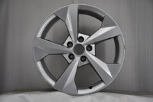 Laden Sie das Bild in den Galerie-Viewer, 1x Alufelge 18 Zoll 8.0" 5x112 46ET Glanz Silber 8Y0601025J Audi A3 Rim Wheel FEL9496108402mm