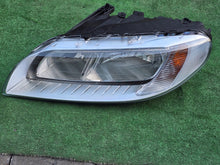 Laden Sie das Bild in den Galerie-Viewer, Frontscheinwerfer Volvo V70 S80 31420019 Links Scheinwerfer Headlight SCH3158127137vl