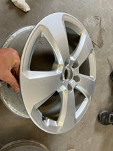 Laden Sie das Bild in den Galerie-Viewer, 1x Alufelge 17 Zoll 6.5" 5x112 43ET Glanz Silber 8V0601025AD Audi Rim Wheel FEL2117481317ul