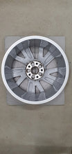 Laden Sie das Bild in den Galerie-Viewer, 1x Alufelge 17 Zoll 7.0&quot; 5x112 45ET Glanz Silber 81A601025C Audi Q2 Rim Wheel