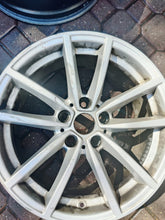 Laden Sie das Bild in den Galerie-Viewer, 1x Alufelge 17 Zoll 7.5" 5x112 30ET Glanz Silber 6883520 BMW Rim Wheel FEL1088527978bq
