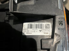 Laden Sie das Bild in den Galerie-Viewer, Frontscheinwerfer Iveco I 58028452580 Xenon Rechts Scheinwerfer Headlight SCH9007814550np