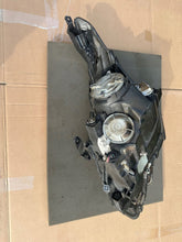 Laden Sie das Bild in den Galerie-Viewer, Frontscheinwerfer Toyota Avensis 8112605310 Rechts Scheinwerfer Headlight SCH7371639300es