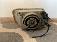 Laden Sie das Bild in den Galerie-Viewer, Frontscheinwerfer Renault 5 7700761342 67504600 Ein Satz Scheinwerfer Headlight SCH6053597506zz