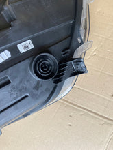 Laden Sie das Bild in den Galerie-Viewer, Frontscheinwerfer Seat Ibiza I V 6F1941005B Ein Stück (Rechts oder Links)