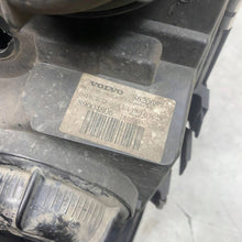 Laden Sie das Bild in den Galerie-Viewer, Frontscheinwerfer Volvo Xc70 II V70 8620687 89004806 Rechts Headlight