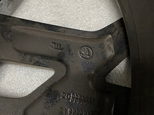 Laden Sie das Bild in den Galerie-Viewer, 1x Alufelge 19 Zoll 8.0&quot; 5x112 45ET 57A601025AE 57A601025AF Skoda Karoq