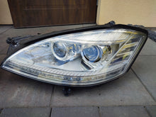 Laden Sie das Bild in den Galerie-Viewer, Frontscheinwerfer Mercedes-Benz W221 A2218205959 Ein Stück (Rechts oder Links) SCH8562337925pm