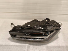 Laden Sie das Bild in den Galerie-Viewer, Frontscheinwerfer Skoda Superb 3P1941015B LED Links Scheinwerfer Headlight SCH9368611648ek