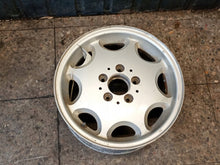 Laden Sie das Bild in den Galerie-Viewer, 1x Alufelge 15 Zoll 7.0" 5x112 37ET Glanz Silber A2104010002 Mercedes-Benz W210 FEL5984531736lc