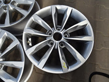 Laden Sie das Bild in den Galerie-Viewer, 1x Alufelge 16 Zoll 7.0" 5x114.3 Glanz Hyundai Rim Wheel FEL6287080422sp