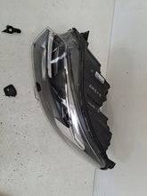 Laden Sie das Bild in den Galerie-Viewer, Frontscheinwerfer Opel Zafira C Vivaro 9832836780 LED Links Headlight