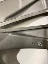 Load image into Gallery viewer, 1x Alufelge 18 Zoll 8.0&quot; 5x112 44ET Glanz Silber 3C0601025 Mg Passat B7