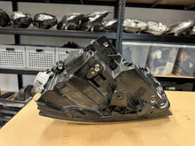 Laden Sie das Bild in den Galerie-Viewer, Frontscheinwerfer Audi Q2 81A941012 LED Rechts Scheinwerfer Headlight