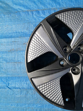 Load image into Gallery viewer, 1x Alufelge 17 Zoll 7.0&quot; 5x114.3 53ET Glanz Silber 529100G2600 Hyundai Ioniq