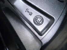 Laden Sie das Bild in den Galerie-Viewer, 1x Alufelge 17 Zoll 6.5&quot; 5x112 41ET Glanz Silber 3V0601025AH Mg Superb Iii