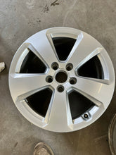 Laden Sie das Bild in den Galerie-Viewer, 1x Alufelge 17 Zoll 6.5" 5x112 43ET Glanz Silber 8V0601025AD Audi Rim Wheel FEL2117481317ul