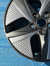 Load image into Gallery viewer, 1x Alufelge 17 Zoll 7.0&quot; 5x114.3 53ET Glanz Silber 529100G2600 Hyundai Ioniq