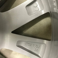 Laden Sie das Bild in den Galerie-Viewer, 1x Alufelge 17 Zoll 6.5&quot; 5x114.3 30ET Glanz Silber 8880-3 Toyota X Rim Wheel
