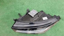 Laden Sie das Bild in den Galerie-Viewer, Frontscheinwerfer Skoda Enyaq 5LB941015A Links Scheinwerfer Headlight