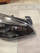Laden Sie das Bild in den Galerie-Viewer, Frontscheinwerfer Opel Astra J 13371596 Rechts Scheinwerfer Headlight SCH3011807505eg