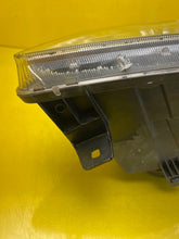 Laden Sie das Bild in den Galerie-Viewer, Frontscheinwerfer Mercedes-Benz Sprinter A9068200961 Xenon Links Headlight SCH8008502921bc