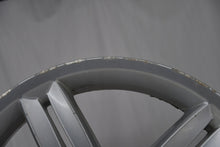 Laden Sie das Bild in den Galerie-Viewer, 1x Alufelge 18 Zoll 7.5&quot; 5x120 49ET Glanz Silber 8036939 BMW 1 Rim Wheel
