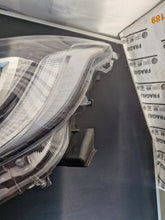Laden Sie das Bild in den Galerie-Viewer, Frontscheinwerfer Toyota Yaris EUK0-8 Links Scheinwerfer Headlight SCH2607475322rc