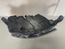 Laden Sie das Bild in den Galerie-Viewer, Frontscheinwerfer Skoda Rapid 5JB941015 Xenon Links Scheinwerfer Headlight SCH7871368098ac