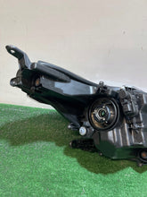 Laden Sie das Bild in den Galerie-Viewer, Frontscheinwerfer Toyota Yaris 0444636 Links Scheinwerfer Headlight SCH5000342060qg