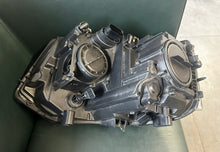 Laden Sie das Bild in den Galerie-Viewer, Frontscheinwerfer VW 7E5941016 Xenon Rechts Scheinwerfer Headlight SCH5328095908fr