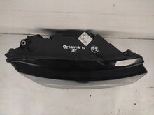 Laden Sie das Bild in den Galerie-Viewer, Frontscheinwerfer Skoda Octavia IV 5E4941010 Rechts Scheinwerfer Headlight SCH4810228308ze