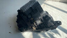 Laden Sie das Bild in den Galerie-Viewer, Frontscheinwerfer Land Rover Defender L663 L8B213W030DF Links Headlight SCH8446634194sg