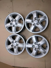 Laden Sie das Bild in den Galerie-Viewer, 1x Alufelge 15 Zoll 6.0&quot; 5x114.3 529103A710 Hyundai Trajet Rim Wheel